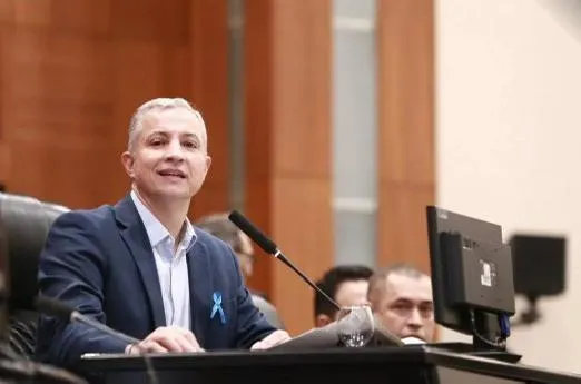 A defesa do deputado estadual Faissal Calil, representada pelo advogado, ROGER FERNANDES, vem a público esclarecer que recebeu com tranquilidade a decisão proferida no âmbito da investigação em curso perante o Superior Tribunal de Justiça