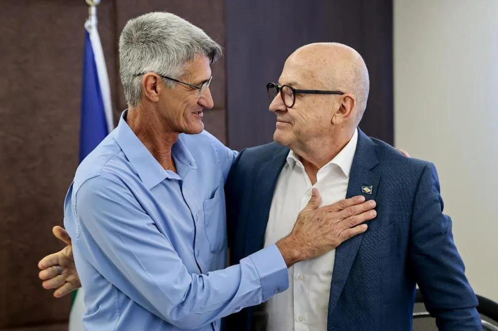 Pivetta assina decreto e garante repasse aos municípios para manutenção de estradas